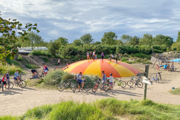 Air-trampoline-geel-oranje-rond-Uniek-Speelprojecten