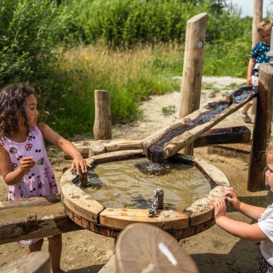 Kliedertafel-zand-waterbaan-speeltoestellen-Uniek-Speelprojecten