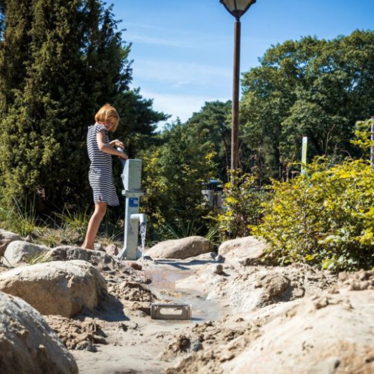 Natuurlijke-waterspeelplaats-speeltoestellen-Uniek-Speelprojecten