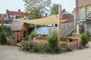 Zandbak-schaduwdoek-speeltoestellen-school-plein