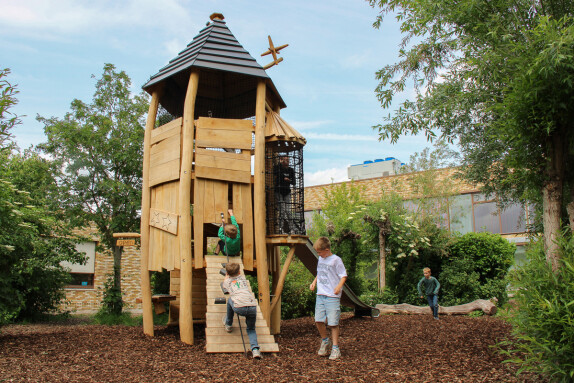 Schoolplein-groen-speeltoren-spelen
