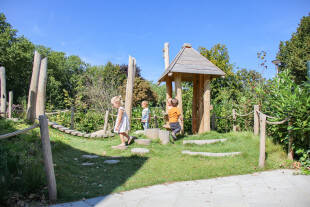 Kinderopvang-speelheuvel-robiniahouten-speeltoestellen