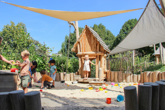 Speelhuis-zandbak-kinderopvang-buitenkeuken
