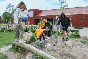 Natuurlijke-waterspeelplaats-schoolplein