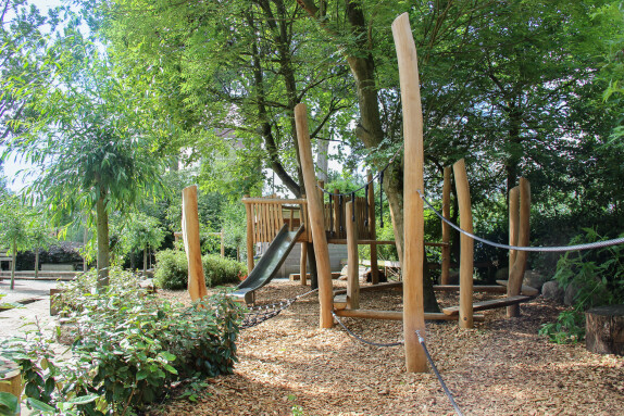 Speelstructuur-robiniahout-groen-schoolplein