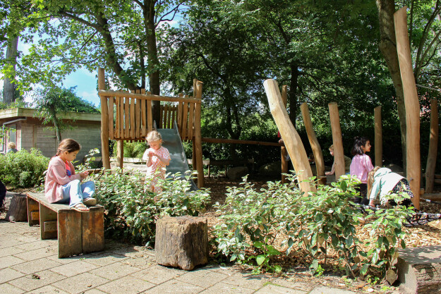 Groen-schoolplein-natuurlijke-buitenruimte
