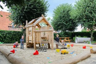 Kinderopvang-zandbak-speelhuis-glijbaan